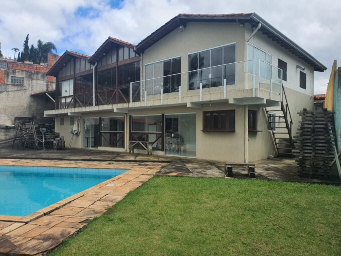 Vende-se Casa de campo de 06 dorm. com 6 vagas na Chácara Santana de Parnaíba